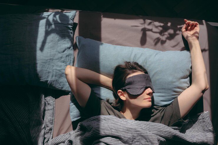 Photo vue à angle bas d'une femme assise sur le lit