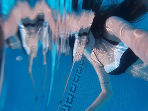 Photo vue d'angle bas d'une femme dans une piscine