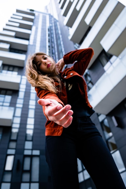 Photo vue d'angle bas d'une femme debout contre une structure construite