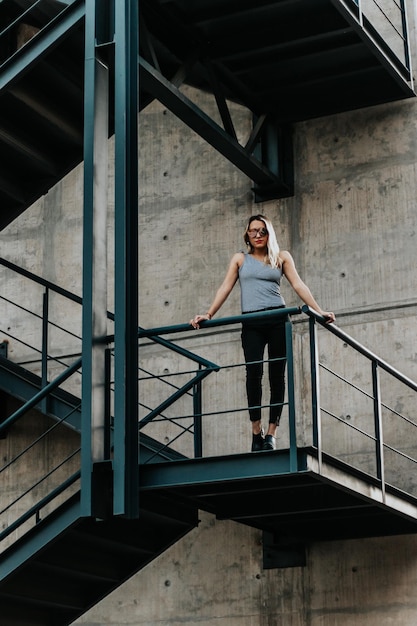 Photo vue d'angle bas d'une femme debout sur l'escalier