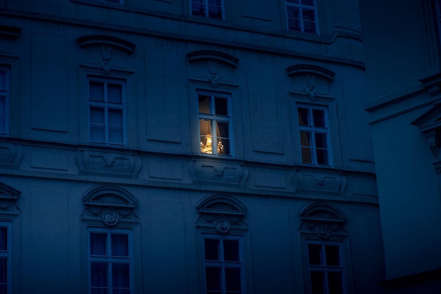 Vue d'angle bas d'une fenêtre éclairée dans un bâtiment la nuit