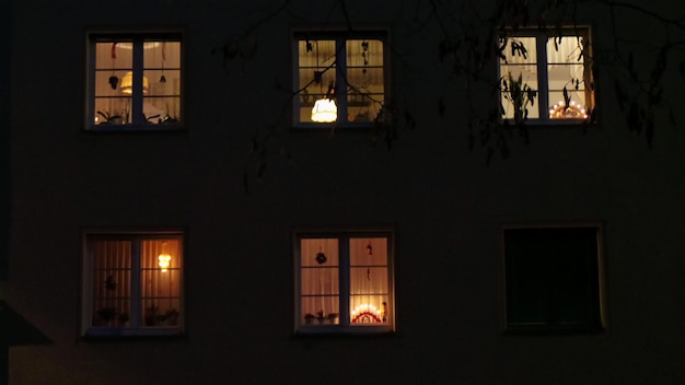 Vue d'angle bas des fenêtres éclairées de la maison la nuit