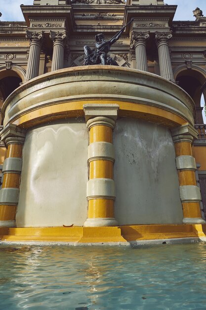 Vue d'angle bas de la fontaine contre le bâtiment