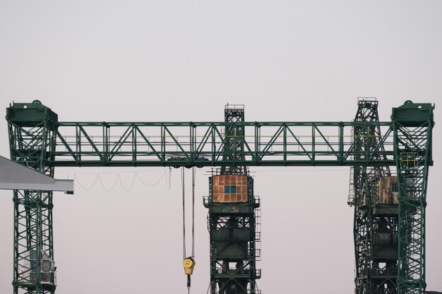 Vue d'angle bas de la grue contre un ciel dégagé