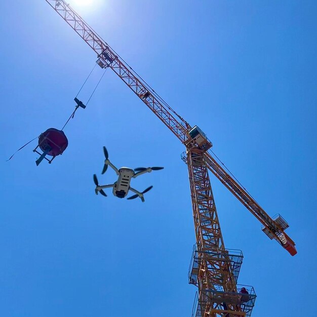 Photo vue d'angle bas de la grue contre un ciel dégagé