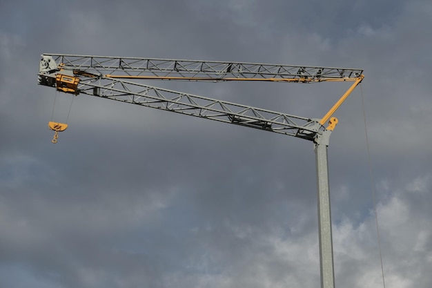 Vue d'angle bas de la grue contre un ciel nuageux