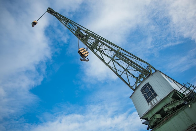 Photo vue d'angle bas de la grue contre le ciel