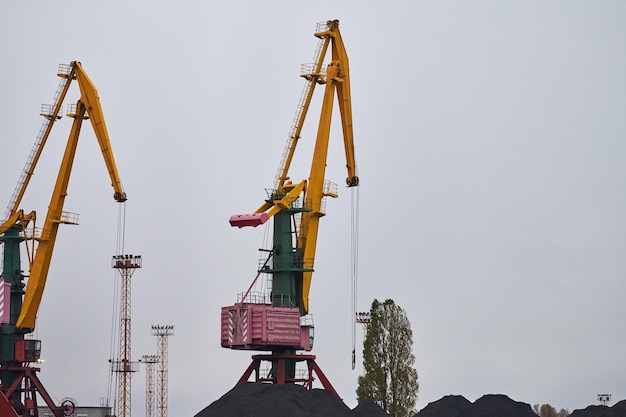 Vue d'angle bas de la grue contre le ciel