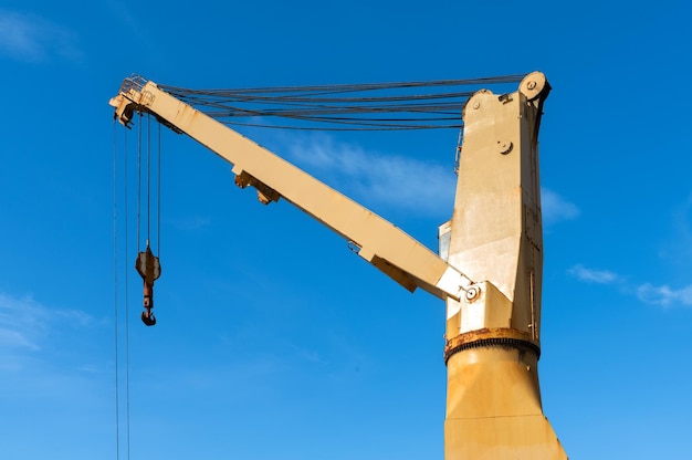 Photo vue d'angle bas de la grue contre le ciel