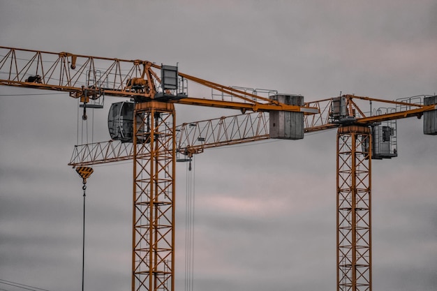 Photo vue d'angle bas de la grue contre le ciel