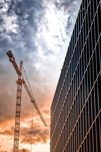 Photo vue d'angle bas de la grue contre le ciel