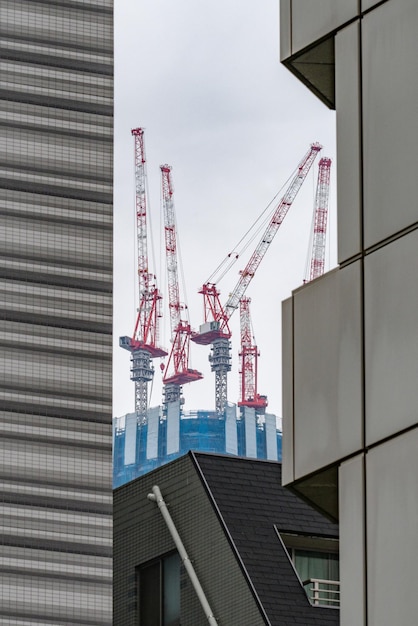 Vue d'angle bas de la grue contre le ciel