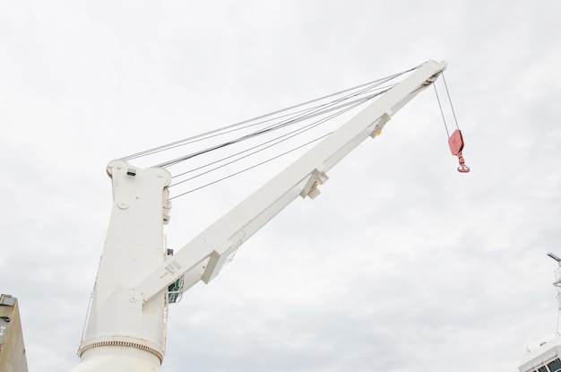 Photo vue d'angle bas de la grue contre le ciel