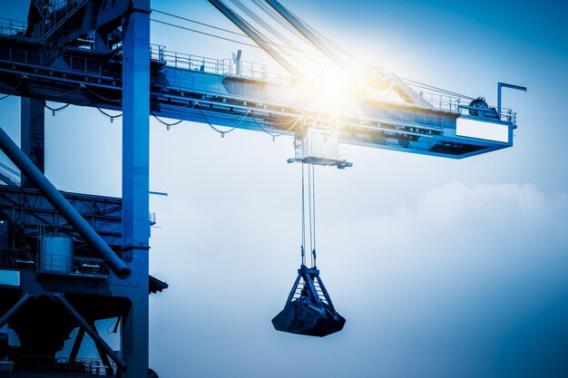 Vue d'angle bas de la grue contre le ciel