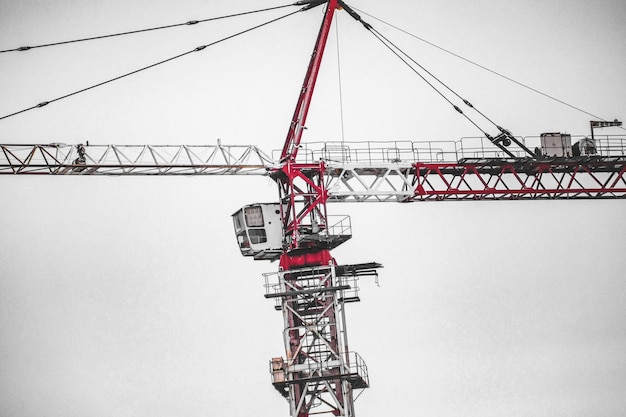 Photo vue d'angle bas de la grue contre le ciel