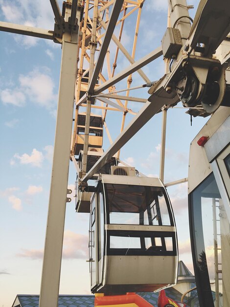 Photo vue d'angle bas de la grue contre le ciel