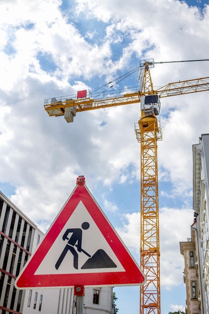 Photo vue d'angle bas de la grue contre le ciel