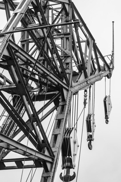 Photo vue d'angle bas de la grue