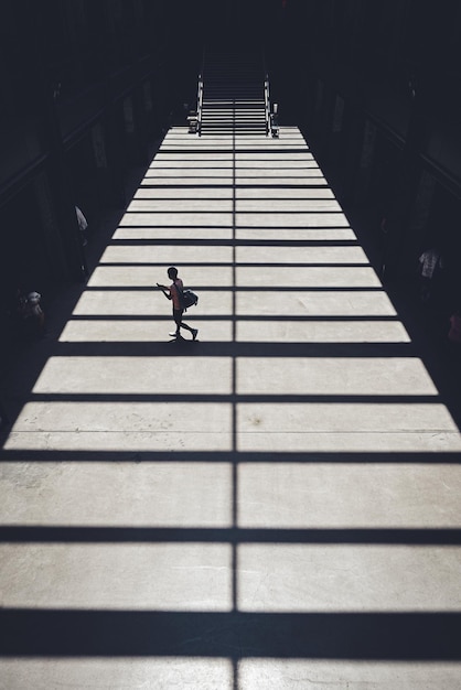 Photo vue d'angle bas d'un homme marchant sur un escalier