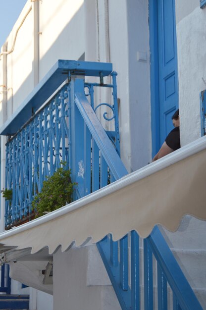 Photo vue d'angle bas de l'homme sur les marches du balcon