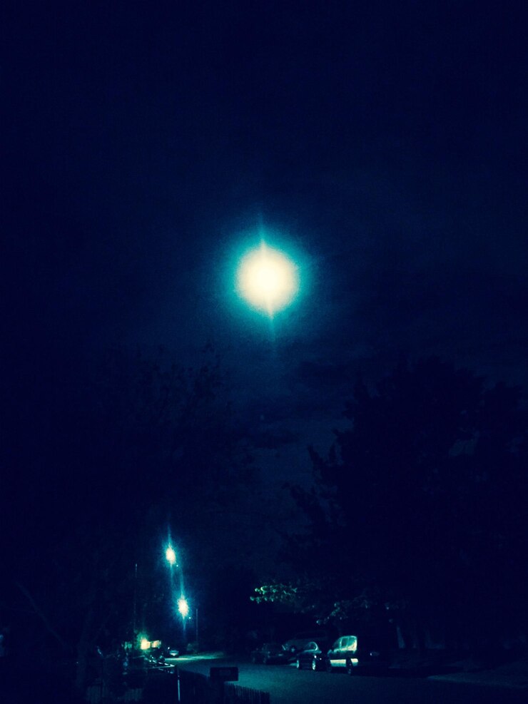 Photo vue d'angle bas d'un phare de rue éclairé la nuit