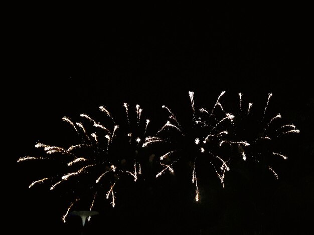 Photo vue d'angle bas d'un spectacle de feux d'artifice la nuit