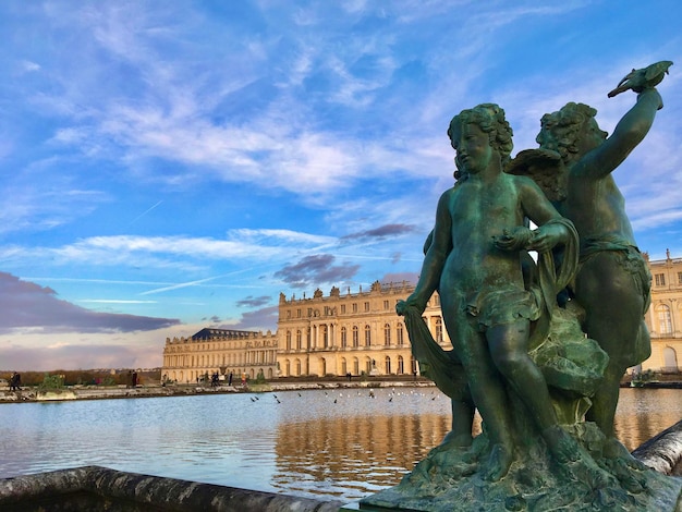 Vue à angle bas de la statue contre le ciel à Versailles en 2019