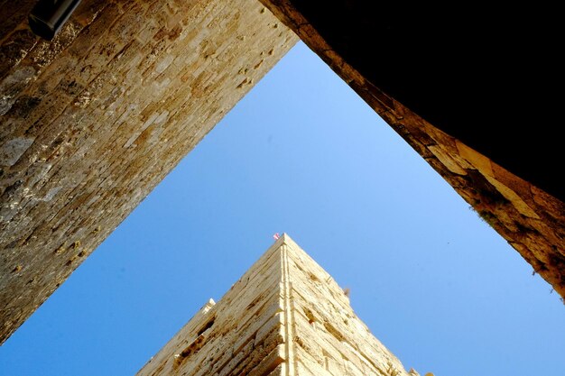 Vue à angle bas de la structure construite contre un ciel clair