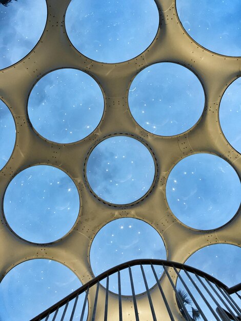 Vue d'angle bas d'une structure métallique contre le ciel bleu