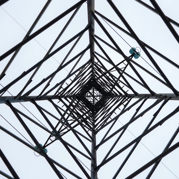 Photo vue d'angle bas d'une structure métallique contre le ciel