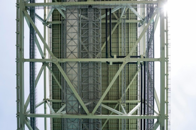 Vue d'angle bas d'une structure métallique contre le ciel