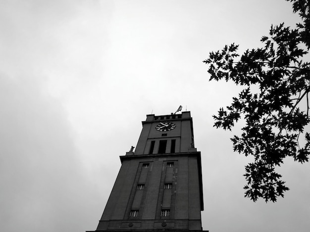 Vue à angle bas de la tour contre le ciel