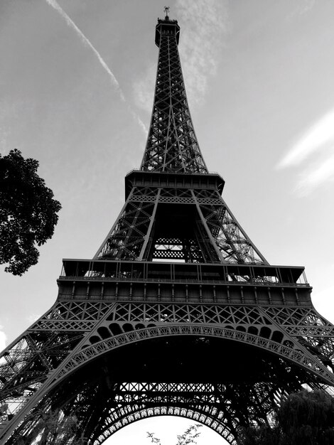 Vue à angle bas de la tour eiffel