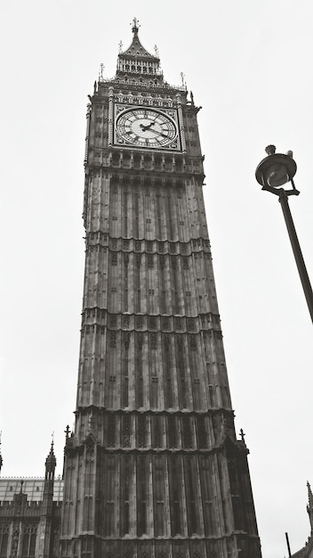 Photo vue d'angle bas de la tour de l'horloge contre le ciel