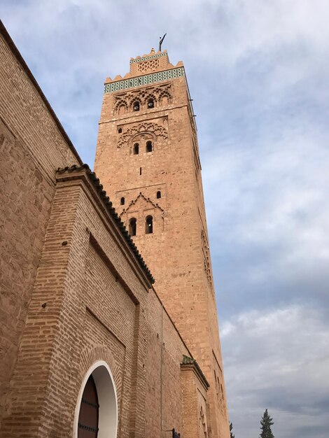 Vue d'angle bas de la tour de l'horloge contre le ciel