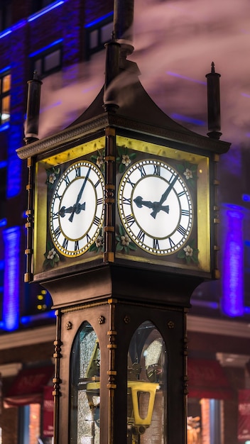 Vue d'angle bas de la tour d'horloge éclairée la nuit