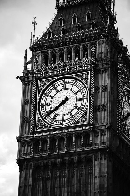 Photo vue d'angle bas de la tour de l'horloge