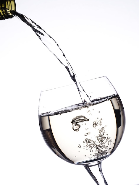 Photo vue à angle bas d'un verre d'eau sur un fond blanc