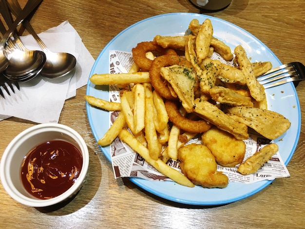 Photo vue d'angle élevé des aliments frits servis sur la table