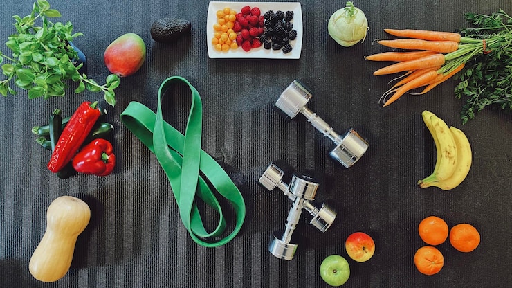 Photo vue d'angle élevé d'aliments sains et d'équipements sportifs mode de vie sain
