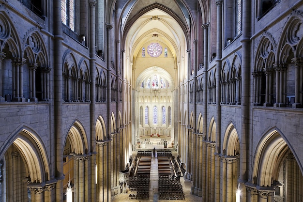 Photo vue d'angle élevé de l'allée vide par des bancs à l'église