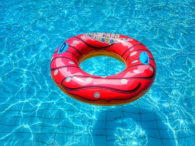 Vue d'angle élevé de l'anneau gonflable dans la piscine