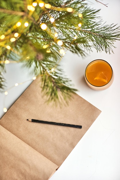 Vue d'angle élevé de l'arbre de Noël sur la table avec bloc-notes et crayon