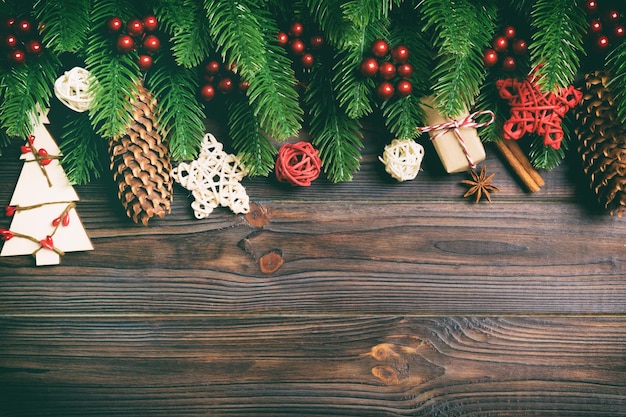 Vue d'angle élevé de l'arbre de Noël sur la table