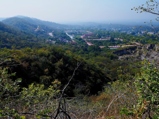 Photo vue d'angle élevé des arbres et des bâtiments contre le ciel