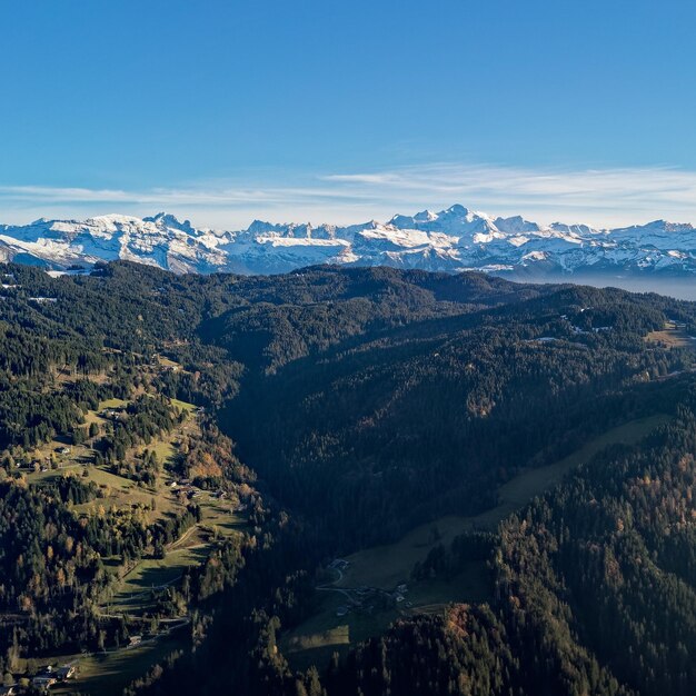 Photo vue d'angle élevé des arbres et des montagnes contre le ciel bleu