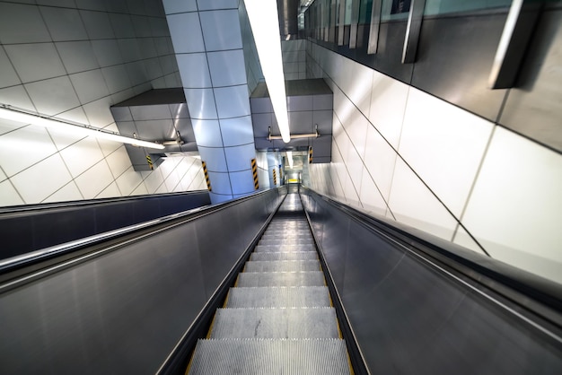 Vue d'angle élevé de l'ascenseur dans une station de métro éclairée