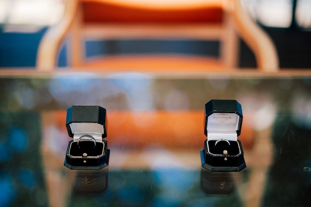 Photo vue d'angle élevé des bagues de mariage dans la boîte sur la table
