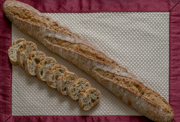 Vue d'angle élevé des bagues de mariage sur du jute