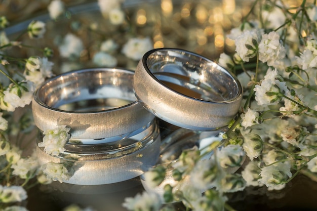 Photo vue d'angle élevé des bagues de mariage sur la table